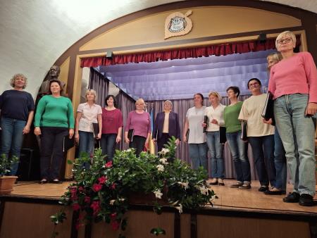 Pevke iz Sore pri Medvodah so  nastopom navdušile polno dvorano